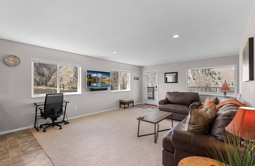 Orondo House | Peaceful 2BR Retreat w/ Mt & River Views-Free Wi-Fi