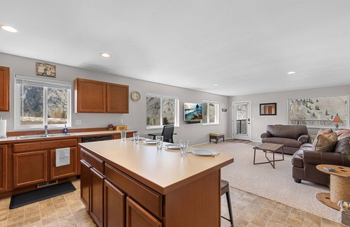 Orondo House | Peaceful 2BR Retreat w/ Mt & River Views-Free Wi-Fi