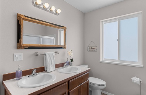 Orondo House | Peaceful 2BR Retreat w/ Mt & River Views-Free Wi-Fi