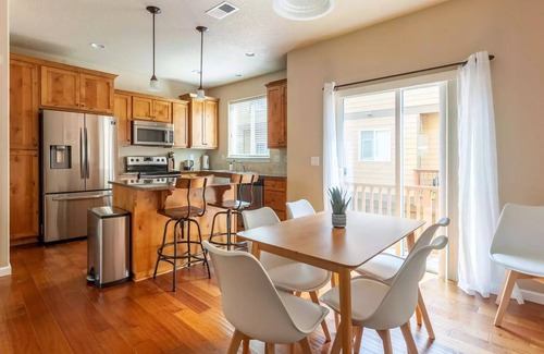 Five Oaks House | Peaceful 3-BDR townhome with WiFi, AC in Beaverton - 24 Hour Self Check in