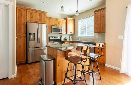Five Oaks House | Peaceful 3-BDR townhome with WiFi, AC in Beaverton - 24 Hour Self Check in