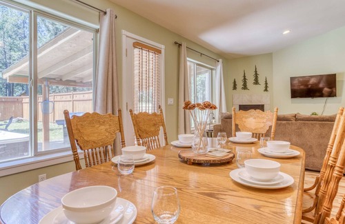 Three Rivers House | Peaceful 3 Bedroom Home Close to Sunriver, Hot Tub and Fenced Yard!
