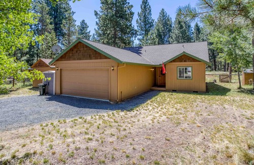 Three Rivers House | Peaceful 3 Bedroom Home Close to Sunriver, Hot Tub and Fenced Yard!