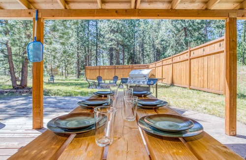 Three Rivers House | Peaceful 3 Bedroom Home Close to Sunriver, Hot Tub and Fenced Yard!