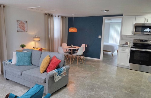 Port Richey House | Peaceful accomodation. Walking distant to Port Richey waterfront restaurants.