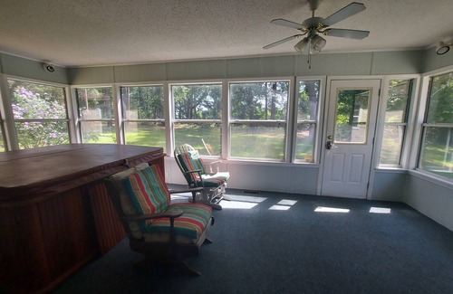Douglas House | Peaceful almost 4 acres pond,sunroom, close to shopping restaurant's Douglas,GA