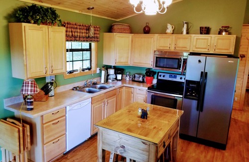 Gatlinburg - Pigeon Forge Cabin | Peaceful and Private Cabin with amazing mountain views and large hot tub!