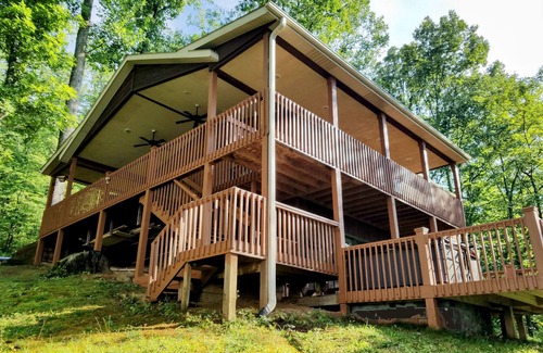 Gatlinburg - Pigeon Forge Cabin | Peaceful and Private Cabin with amazing mountain views and large hot tub!