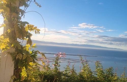 Britannia Heights Apartment | Peaceful and warm and cosy with beautiful sea views in the heart of Nelson