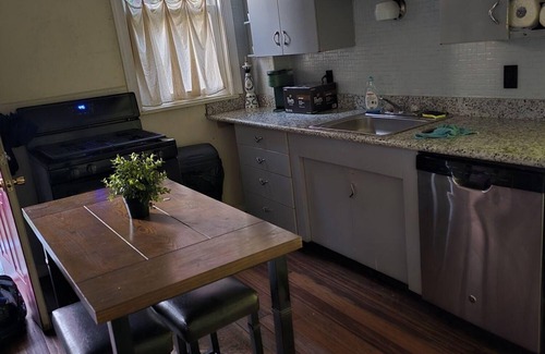 South Side Flats Apartment | Peaceful apartment with AC in Pittsburgh in the historic Southside .