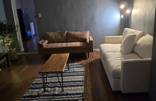 South Side Flats Apartment | Peaceful apartment with AC in Pittsburgh in the historic Southside .