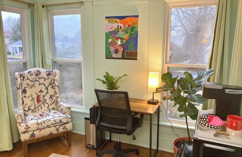 Johnson City Apartment | Peaceful Artsy Studio in Historic 1920's Home- 1 Min to ETSU and downtown JC
