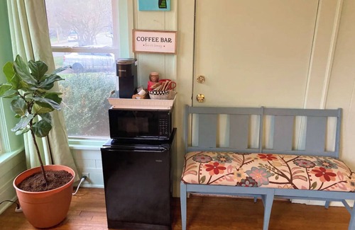 Johnson City Apartment | Peaceful Artsy Studio in Historic 1920's Home- 1 Min to ETSU and downtown JC