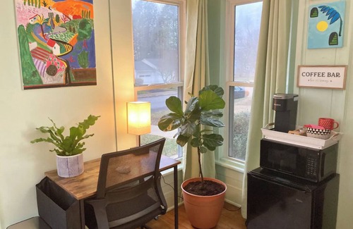 Johnson City Apartment | Peaceful Artsy Studio in Historic 1920's Home- 1 Min to ETSU and downtown JC