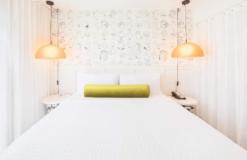Venice Hotel | Peaceful Balcony Retreat in Venice | Free Breakfast | Rooftop Lounge
