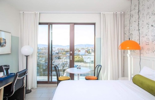 Venice Hotel | Peaceful Balcony Retreat in Venice | Free Breakfast | Rooftop Lounge