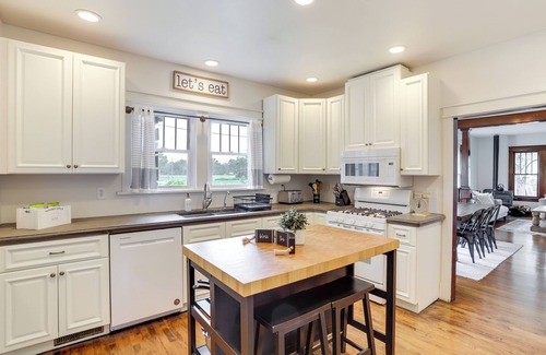 Benton Harbor House | Peaceful Benton Harbor Getaway Near Lake Michigan!