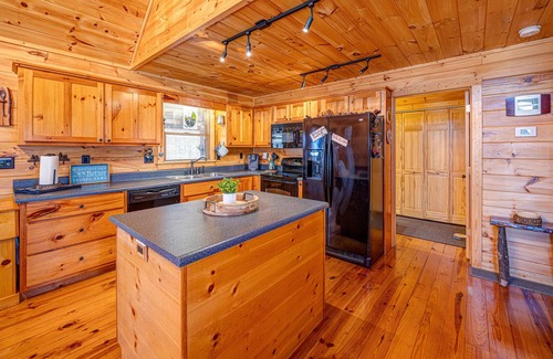 Epworth Cabin | Peaceful Blue Ridge Mtn Cabin-Gated, WiFi, Hot Tub, Fire Pit, Game Room