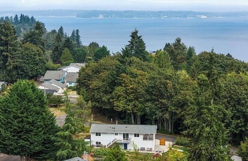 Lacey House | Peaceful, Bright, Beach Bungalow w/Gourmet Kitchen, AC, Private Beach & MORE!