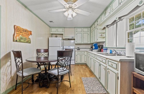 Guntersville House | Peaceful Cabin Home-Minutes from Guntersville City Harbor and Boat Launches