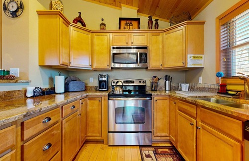 Nekoosa House | Peaceful Cabin Retreat for Golf & Lake Lovers w/pool table & games