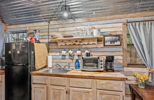 Mount Juliet Cabin | Peaceful Cabin w/TV + Wi-Fi + Firepit | Pets!