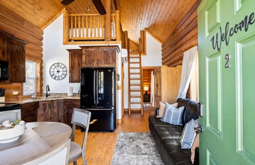 Alton Cabin | Peaceful Cabin with Spectacular Stargazing Hot Tub