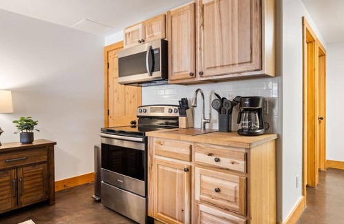 Alton Cabin | Peaceful Cabin with Spectacular Stargazing Hot Tub