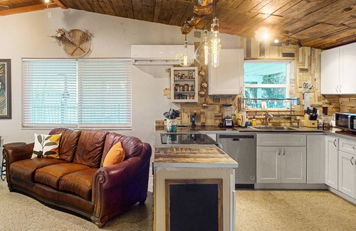 Edgewood House | Peaceful & charming dog-friendly retreat with fire pit, yard, patio, AC, & W/D