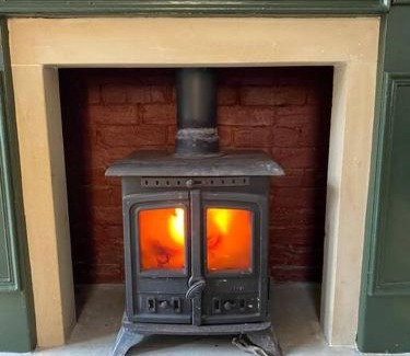 Leven House | Peaceful cottage with fireplace Charleton Estate