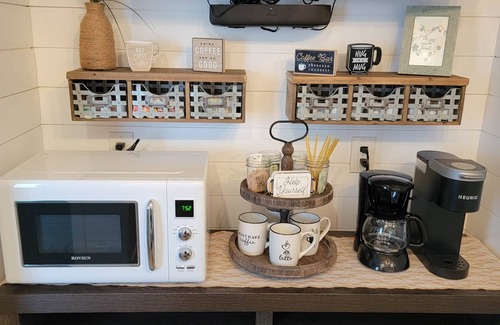 Coleman Cottage | Peaceful Country Chic Cottage with King Bed Near The Villages Pet Friendly