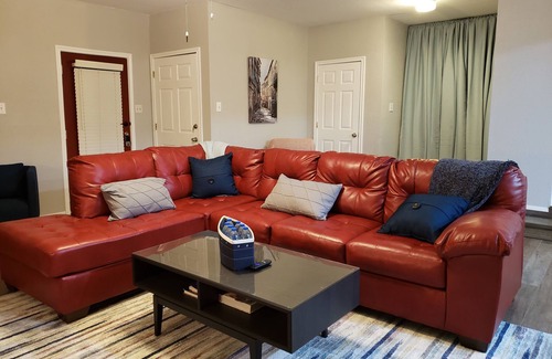 Denison House | Peaceful Country Hideaway- Pet friendly!