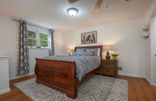 Mill Spring House | Peaceful country house with fireplace and firepit
