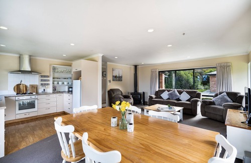 Upper Moutere House | Peaceful Country Home with Amazing Views - Near Mapua