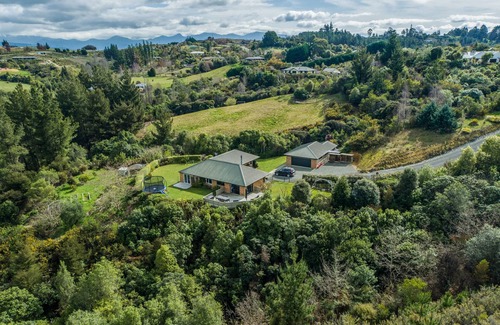 Upper Moutere House | Peaceful Country Home with Amazing Views - Near Mapua