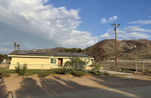 Hemet House | Peaceful & Cozy 3 bedroom Ranch-Home w/Fireplace and Gaming Garage!