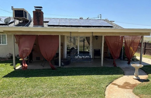 Hemet House | Peaceful & Cozy 3 bedroom Ranch-Home w/Fireplace and Gaming Garage!