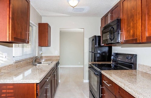 Sunrise House | Peaceful-Cozy Room 5 Min to Arena, mall, Fast Wi-Fi-Ladies only