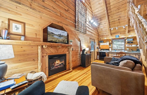 Dahlonega Cabin | Peaceful Creekside Cabin in Dahlonega, GA with Hot Tub
