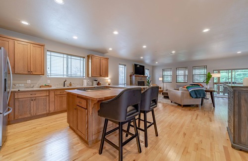 Eureka House | Peaceful dog-friendly house with fast WiFi, fireplace, and washer/dryer