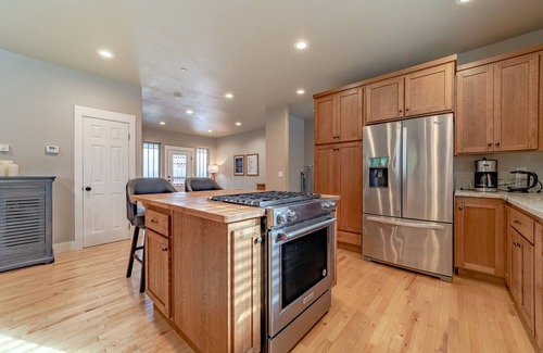Eureka House | Peaceful dog-friendly house with fast WiFi, fireplace, and washer/dryer