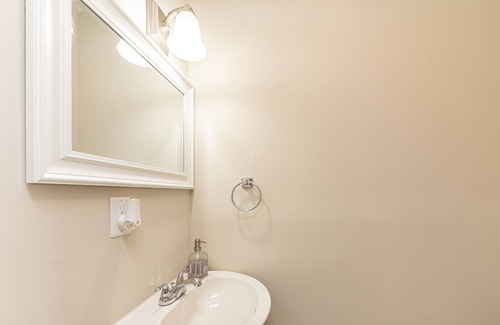 Earlewood Apartment | Peaceful Downtown Getaway! | Soda City's Finest!