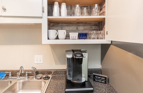 Earlewood Apartment | Peaceful Downtown Getaway! | Soda City's Finest!