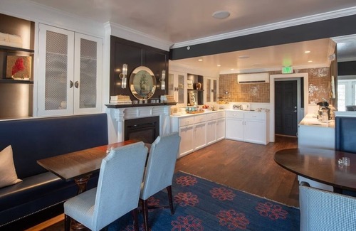 Kennebunkport Hotel | Peaceful Downtown Spot Perfect For Couple Stay | Free Breakfast