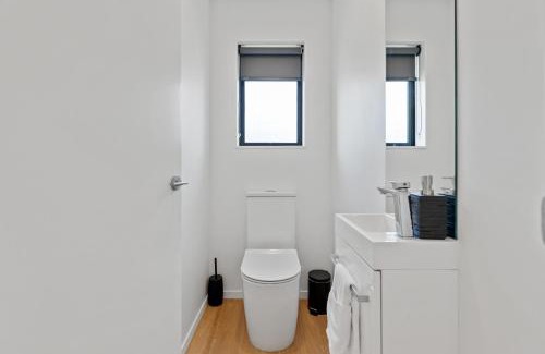 Edgeware Apartment | Peaceful Elegant Designated Park King Bed