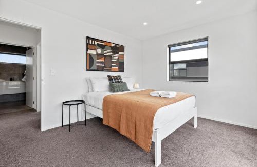 Edgeware Apartment | Peaceful Elegant Designated Park King Bed