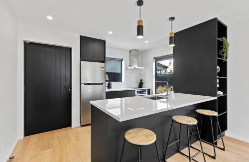 Edgeware Apartment | Peaceful Elegant Designated Park King Bed