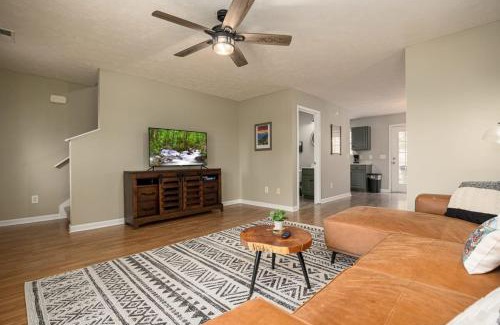 Sevierville House | Peaceful Escape 2BR Retreat w Private Hot Tub