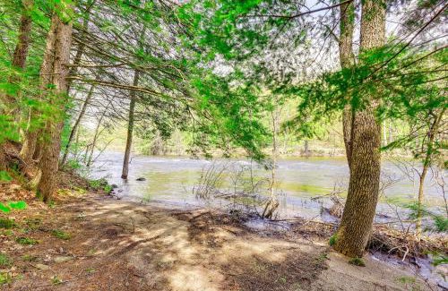 Warrensburg House | Peaceful Family Cabin on Schroon River!