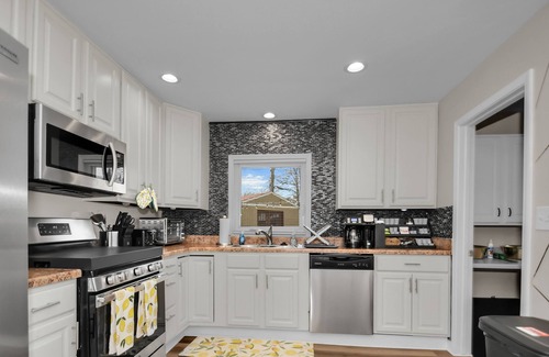 Lake Villa House | Peaceful Family & Fur-Friendly home near Navy Base, Gurnee Mills, Six Flags.